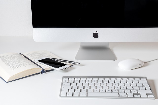 Espace de travail organisé avec ordinateur, clavier et agenda